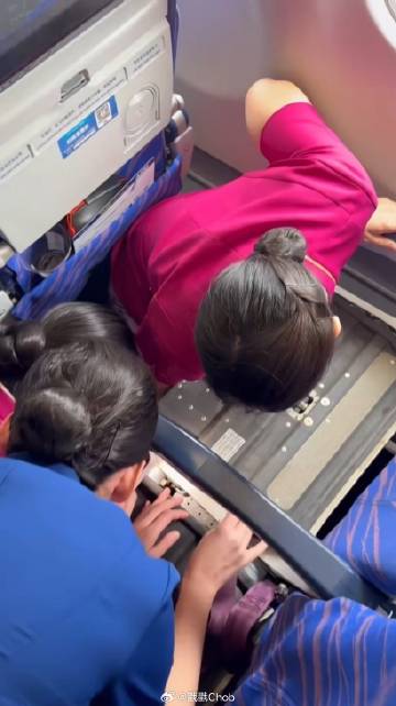 超糗！Pim Pimprapa飞机上丢耳机 机组人员将座椅“大卸八块”