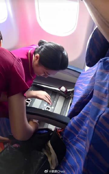 超糗！Pim Pimprapa飞机上丢耳机 机组人员将座椅“大卸八块”