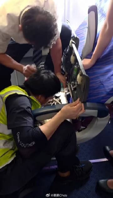 超糗！Pim Pimprapa飞机上丢耳机 机组人员将座椅“大卸八块”