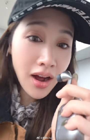 超糗！Pim Pimprapa飞机上丢耳机 机组人员将座椅“大卸八块”