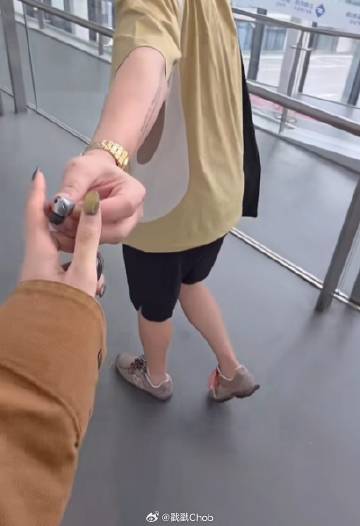 超糗！Pim Pimprapa飞机上丢耳机 机组人员将座椅“大卸八块”