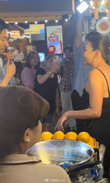 粉丝暖心力挺Due Arisara重返泰国 现身夜市与粉丝亲切互动