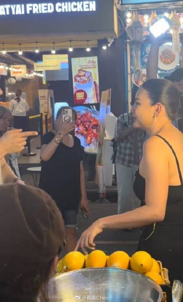 粉丝暖心力挺Due Arisara重返泰国 现身夜市与粉丝亲切互动
