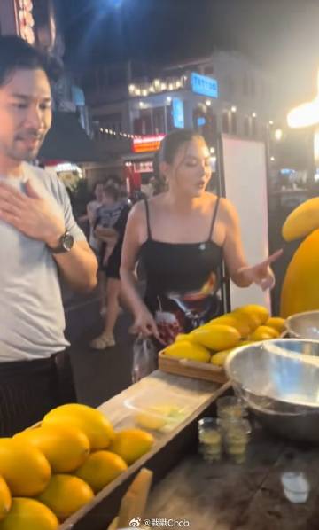 粉丝暖心力挺Due Arisara重返泰国 现身夜市与粉丝亲切互动