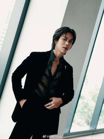 Tre Porapat全新长发造型 展现全新荧幕魅力