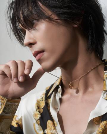 Tre Porapat全新长发造型 展现全新荧幕魅力