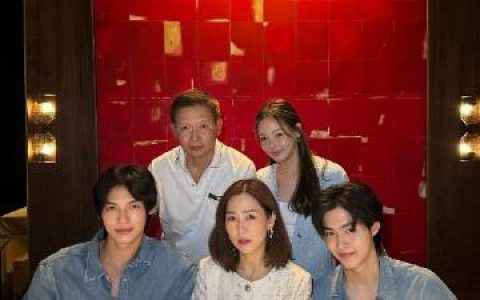 Win Metawin高颜值一家合照曝光 粉丝喊要当儿媳