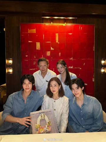 Win Metawin高颜值一家合照曝光 粉丝喊要当儿媳