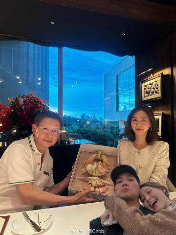 Win Metawin高颜值一家合照曝光 粉丝喊要当儿媳