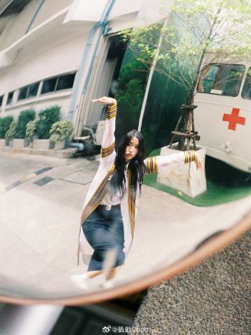 Tu Tontawan毕业照连发 邀粉丝线下共庆