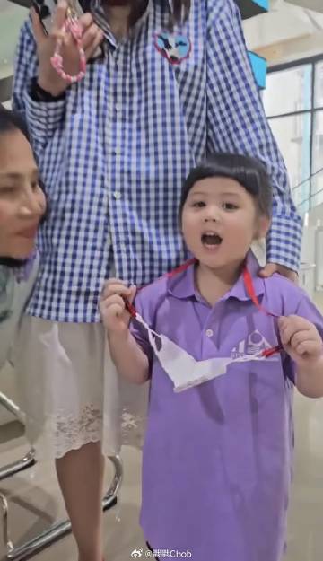 Chompoo Araya小女儿正式上学 学费让网友惊掉下巴