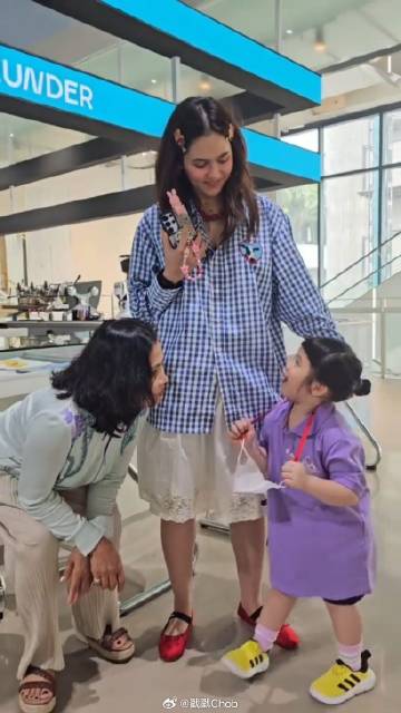 Chompoo Araya小女儿正式上学 学费让网友惊掉下巴