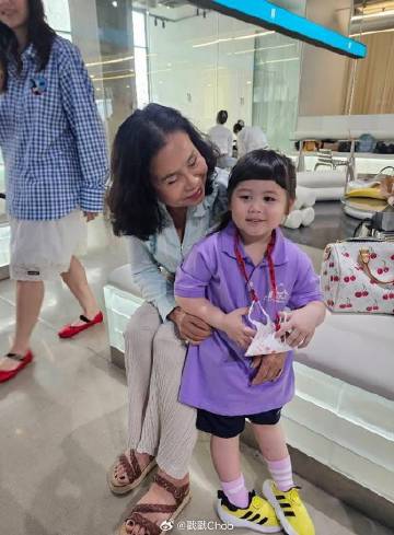 Chompoo Araya小女儿正式上学 学费让网友惊掉下巴