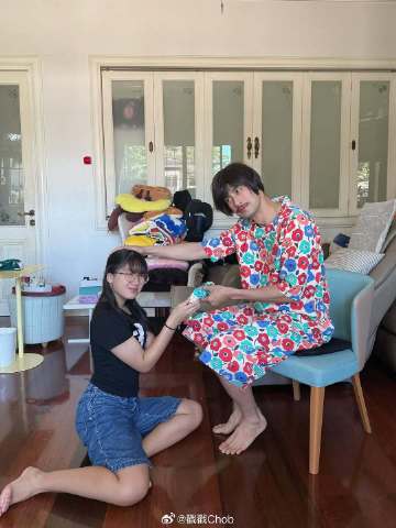 母亲离世首个节日 Boy Pakorn用行动守护妹妹笑容