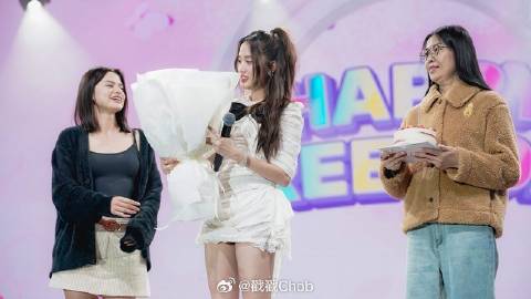 粉丝全球集结 Freen Sarocha 27岁生日盛典