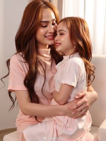 Kwan抱娃亮相庆祝母亲节 网友全网炸锅