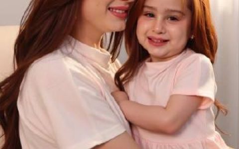 Kwan抱娃亮相庆祝母亲节 网友全网炸锅