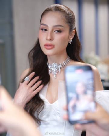 Kwan抱娃亮相庆祝母亲节 网友全网炸锅