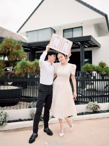 甜到溢出屏幕!丈夫晒与Kambum Preeyada手持结婚证合影