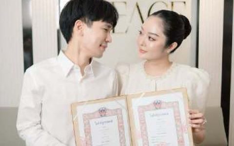 甜到溢出屏幕！丈夫晒与Kambum Preeyada手持结婚证合影