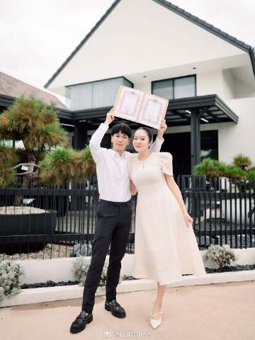 甜到溢出屏幕!丈夫晒与Kambum Preeyada手持结婚证合影
