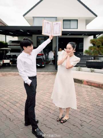 甜到溢出屏幕!丈夫晒与Kambum Preeyada手持结婚证合影