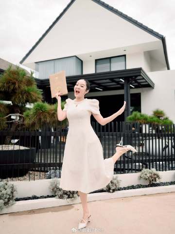 甜到溢出屏幕!丈夫晒与Kambum Preeyada手持结婚证合影