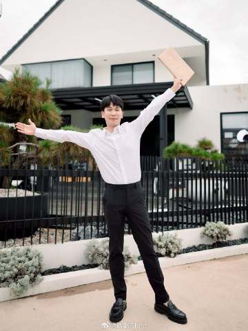 甜到溢出屏幕!丈夫晒与Kambum Preeyada手持结婚证合影