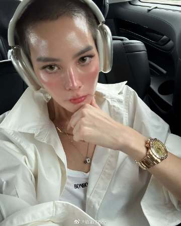 Janie Tienphosuwan剃发出家归来首亮相 自曝被女生搭讪