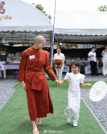 Janie Tienphosuwan剃发出家归来首亮相 自曝被女生搭讪