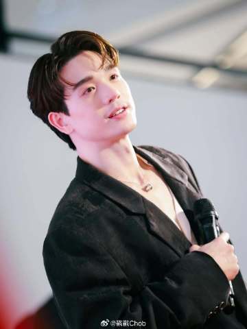 Tongtong Kitsakorn承认分手 否认游艇女伴是新恋情