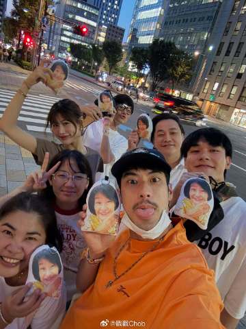 泪目！Boy Pakorn一家赴日本旅行，“妈妈”以另一种方式随行