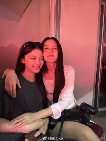 Yada Narilya发布甜蜜牵手照 女女CP网友磕到了