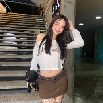 Yada Narilya发布甜蜜牵手照 女女CP网友磕到了