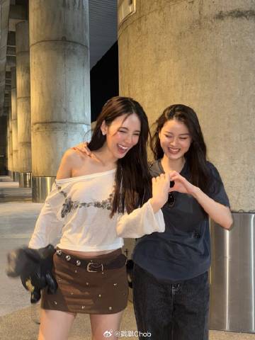 Yada Narilya发布甜蜜牵手照 女女CP网友磕到了