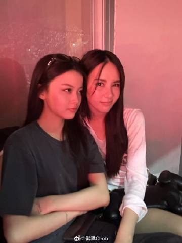 Yada Narilya发布甜蜜牵手照 女女CP网友磕到了