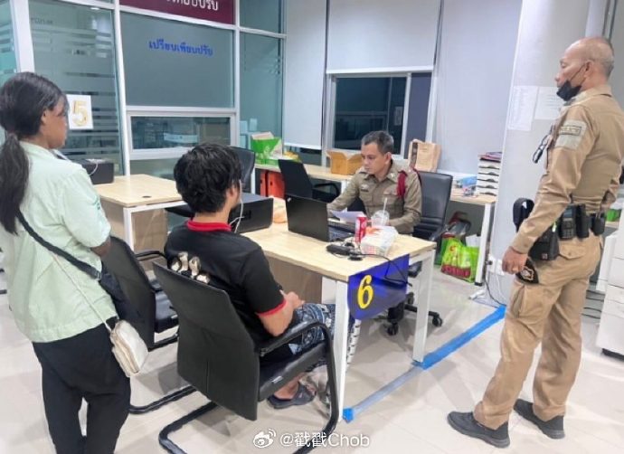 泰国歌坛顶流遭遇持刀袭击 面部受伤送医