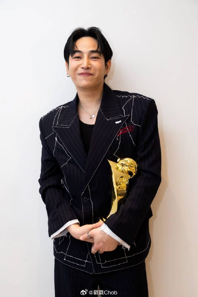 泰国歌坛顶流遭遇持刀袭击 面部受伤送医