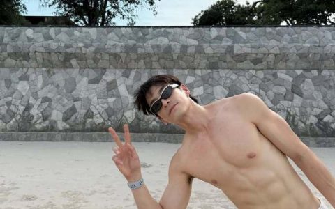 Alek Teeradetch自豪秀身材晒腹肌 异地恋也能甜出糖