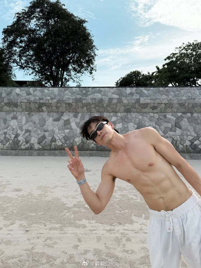 Alek Teeradetch自豪秀身材晒腹肌 异地恋也能甜出糖