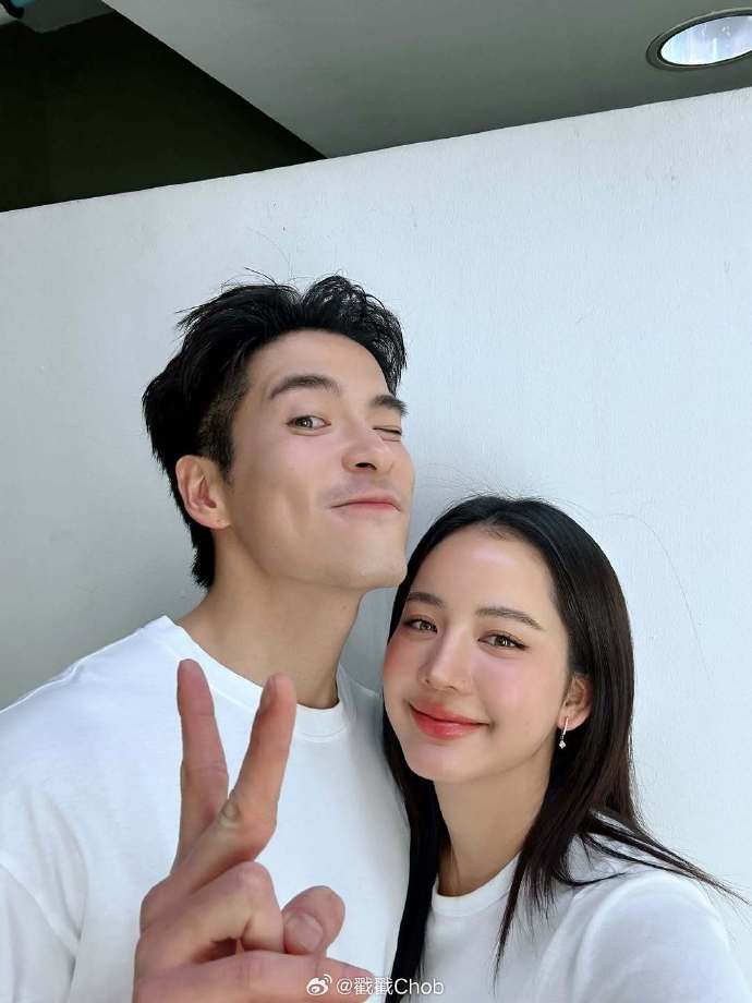 Alek Teeradetch自豪秀身材晒腹肌 异地恋也能甜出糖