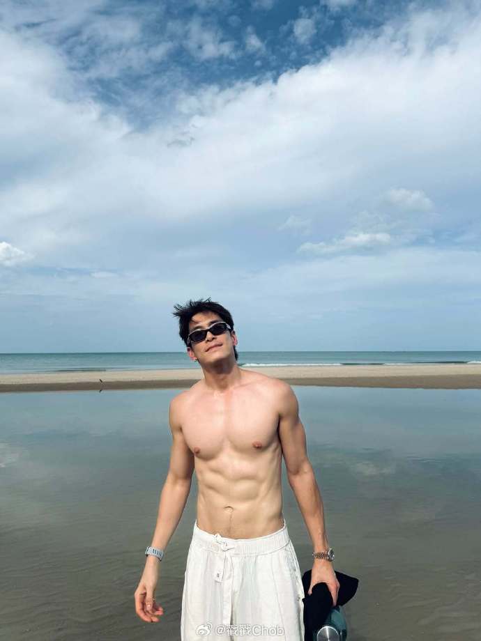 Alek Teeradetch自豪秀身材晒腹肌 异地恋也能甜出糖