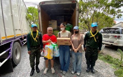 Bella Ranee携男友捐赠物资驰援泰国南北灾区