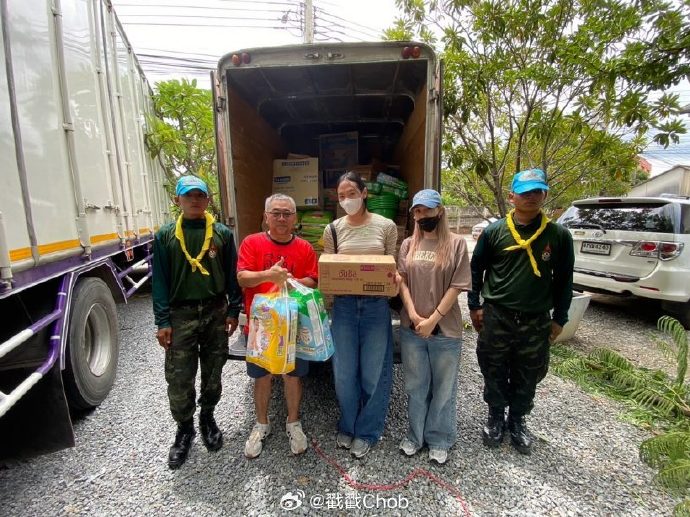Bella Ranee携男友捐赠物资驰援泰国南北灾区