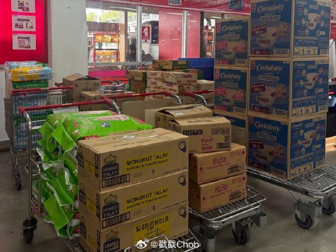 Bella Ranee携男友捐赠物资驰援泰国南北灾区