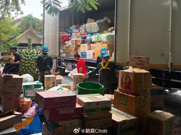 Bella Ranee携男友捐赠物资驰援泰国南北灾区