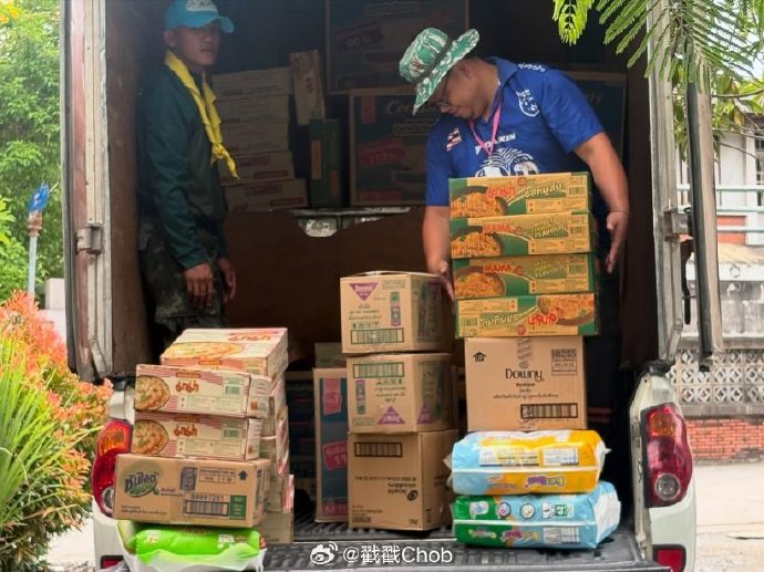 Bella Ranee携男友捐赠物资驰援泰国南北灾区