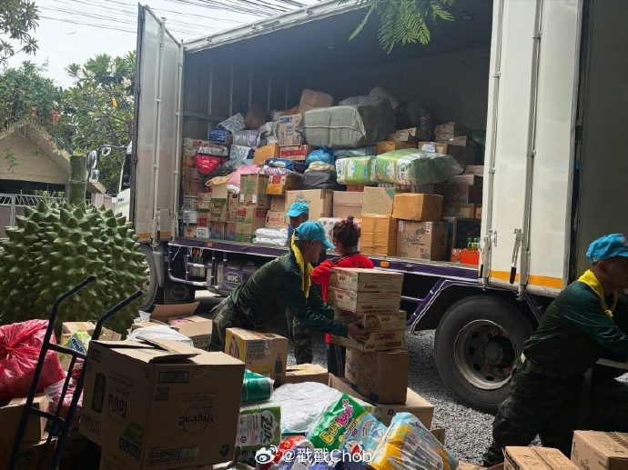 Bella Ranee携男友捐赠物资驰援泰国南北灾区