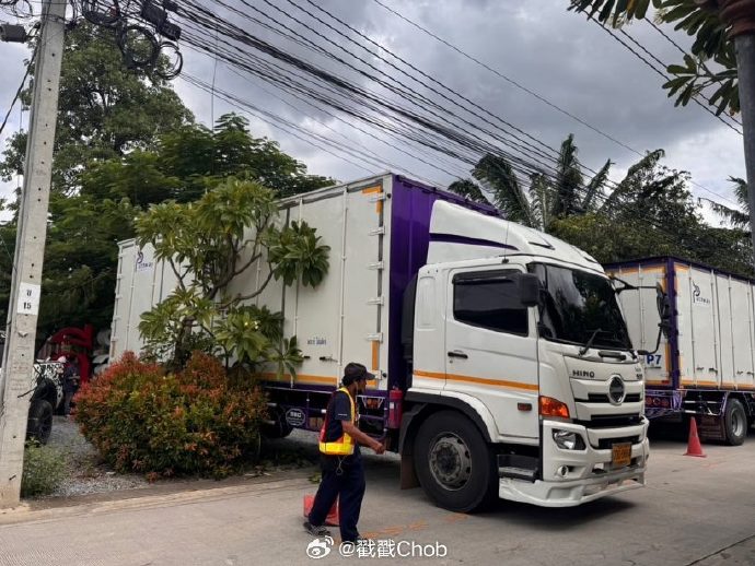 Bella Ranee携男友捐赠物资驰援泰国南北灾区