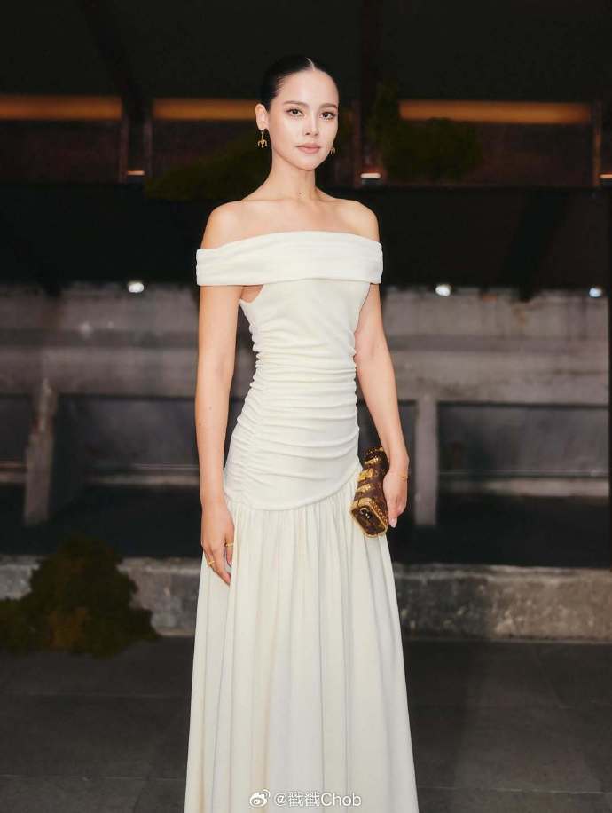 女神有担当 Yaya Urassaya驰援洪灾及边境军民